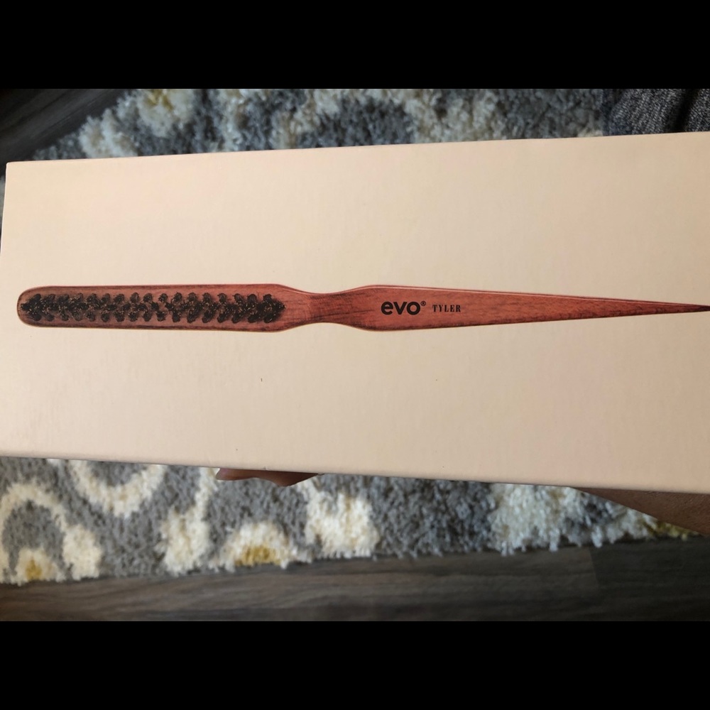 Evo Tyler Natural Teasing Brush
